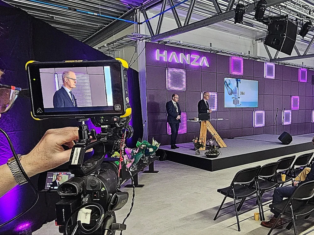 Kamera och presentationsbild under pågående konferens