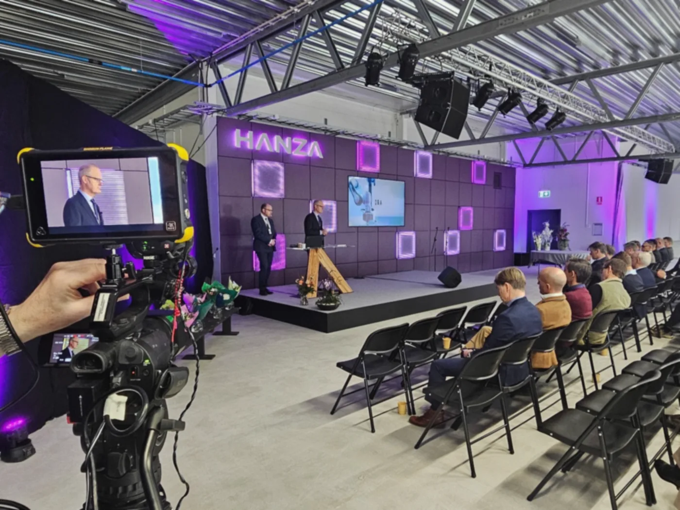Kamera, scen och presentationsbild under pågående konferensproduktion