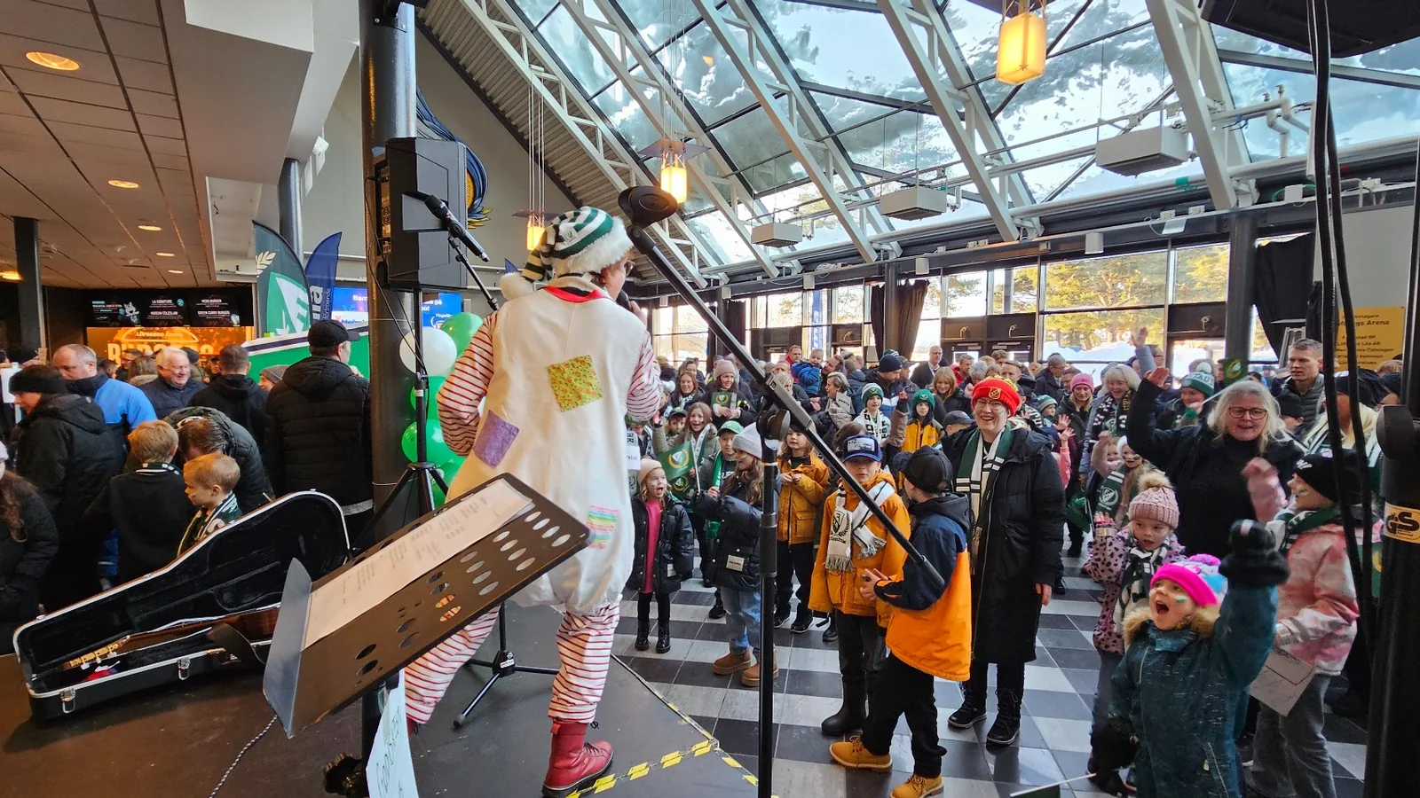 Publik framför scen under öppet hus, invigning eller publikaktivering