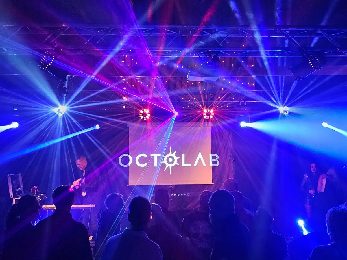 Invigning med mikrofon för bandklippning och ljud utomhus